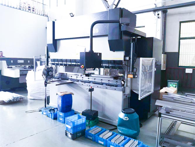 小松折彎?rùn)C(jī)